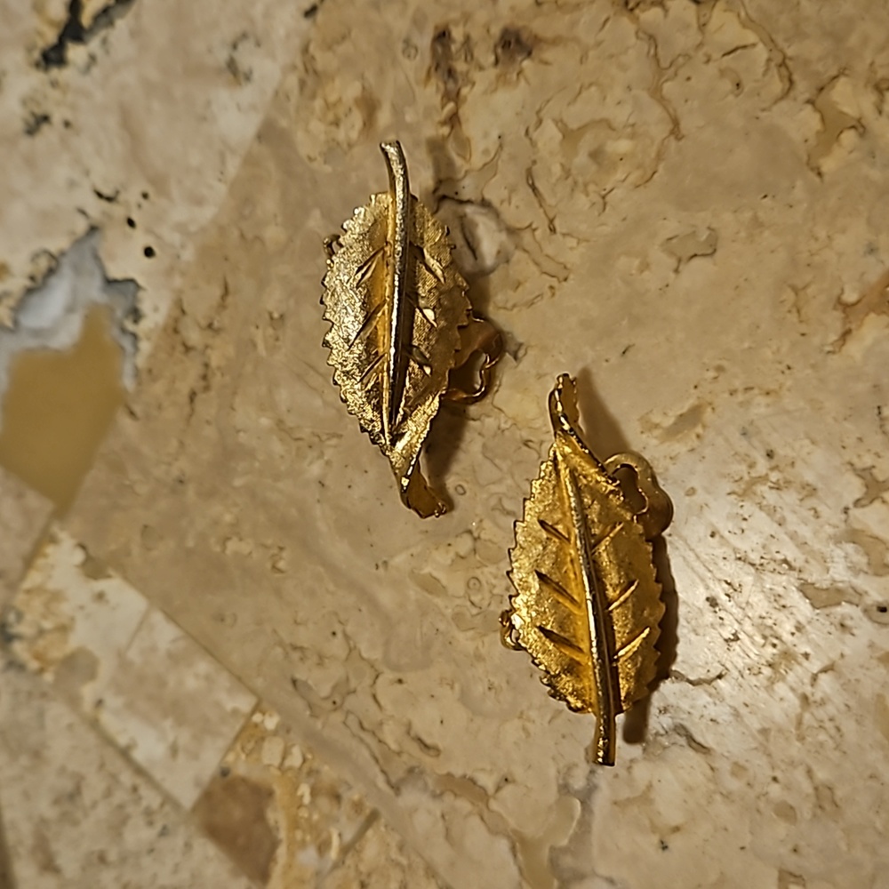 BSK Leaf Clip On Earrings Leaves Gold Tone Fall Autumn Signed